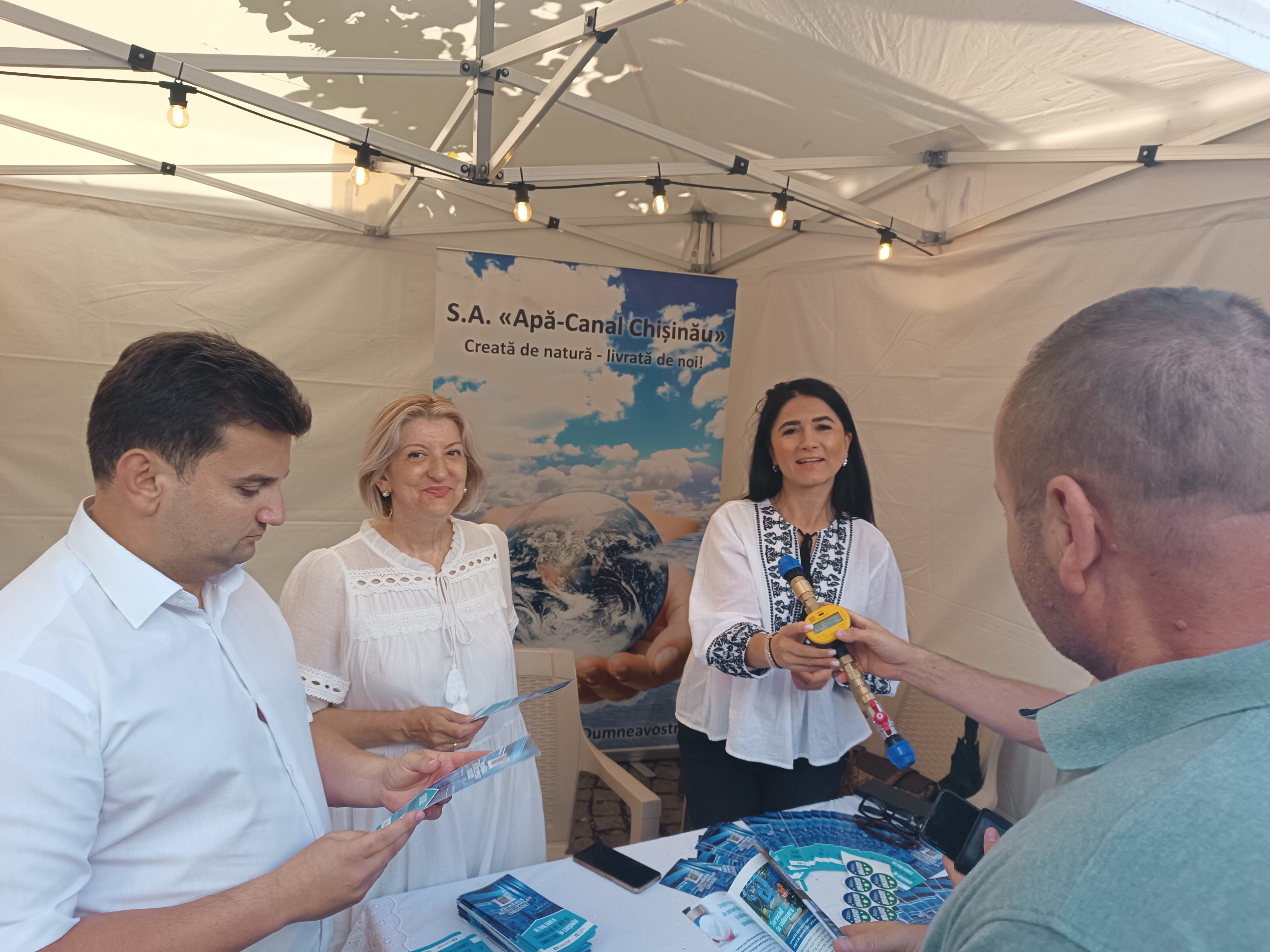 Zeci de vizitatori au fost prezenți la standul S.A. „Apă-Canal Chișinău” în prima zi a Festivalului „Te Salut, Chișinău!” ?