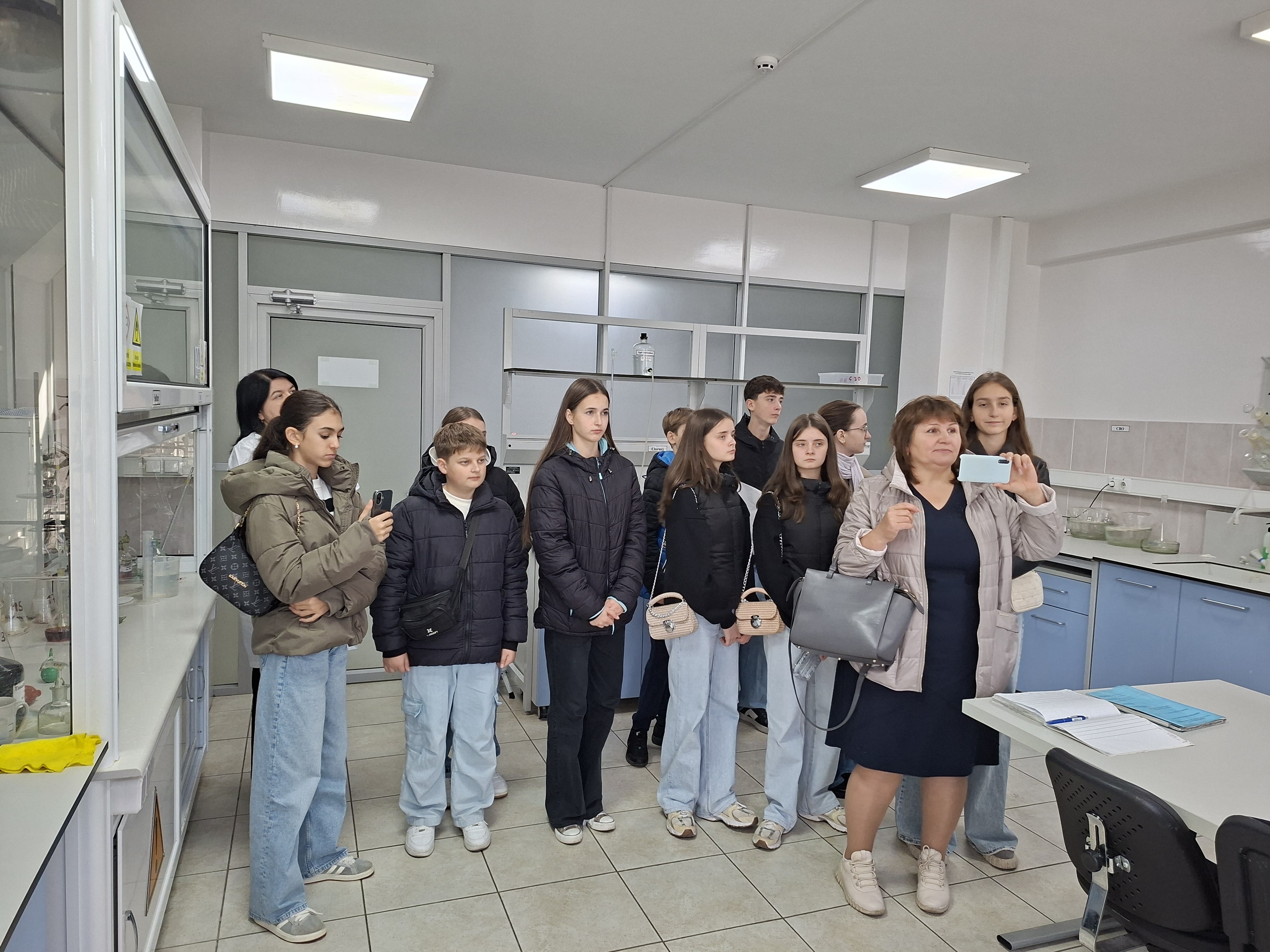 Elevii din Sîngera, în inima procesului de tratare a apei: „Prețuind apa, prețuiești viața!” Pentru o oră cu toții au explorat profesia de inginer-chimist!